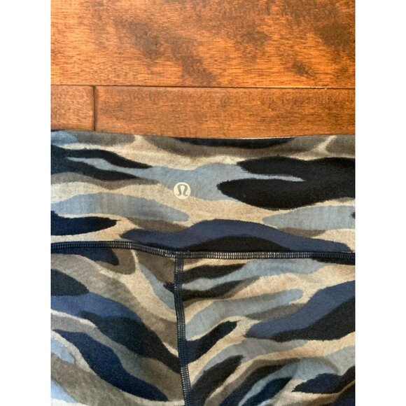 Lululemon Blue & Gray Camo Cropped Capri Athletic Pants, Size 4 - Picture 3 of 4